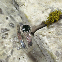 Load image into Gallery viewer, Nephrite Jade cabochon Crown setting twisted bark ring
