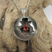 Load image into Gallery viewer, Garnet Cracked Pendant 0.13cts small size
